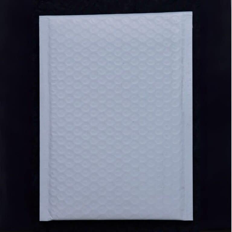 Absorbent white bubble wrap sheet for thermal insulation and packaging, ideal for protecting delicate items during shipping and storage.