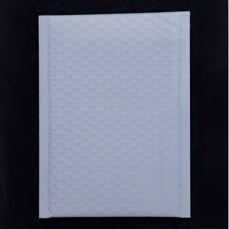 Absorbent white bubble wrap sheet for thermal insulation and packaging, ideal for protecting delicate items during shipping and storage.
